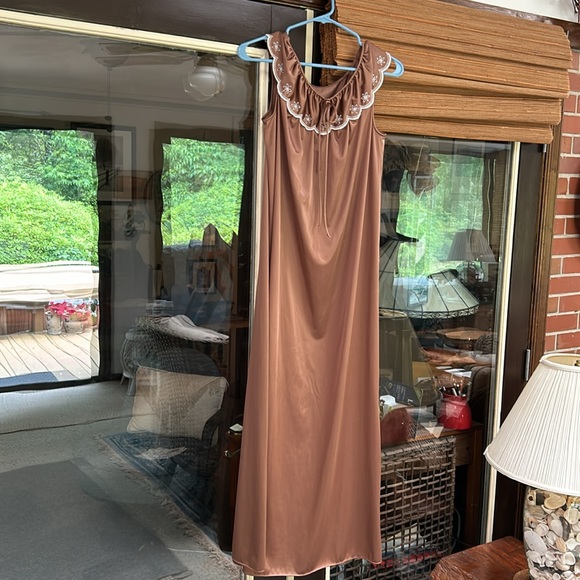 Vintage brown with white embroidery maxi nylon nightgown w/scalloped accent/ties - Picture 4 of 4